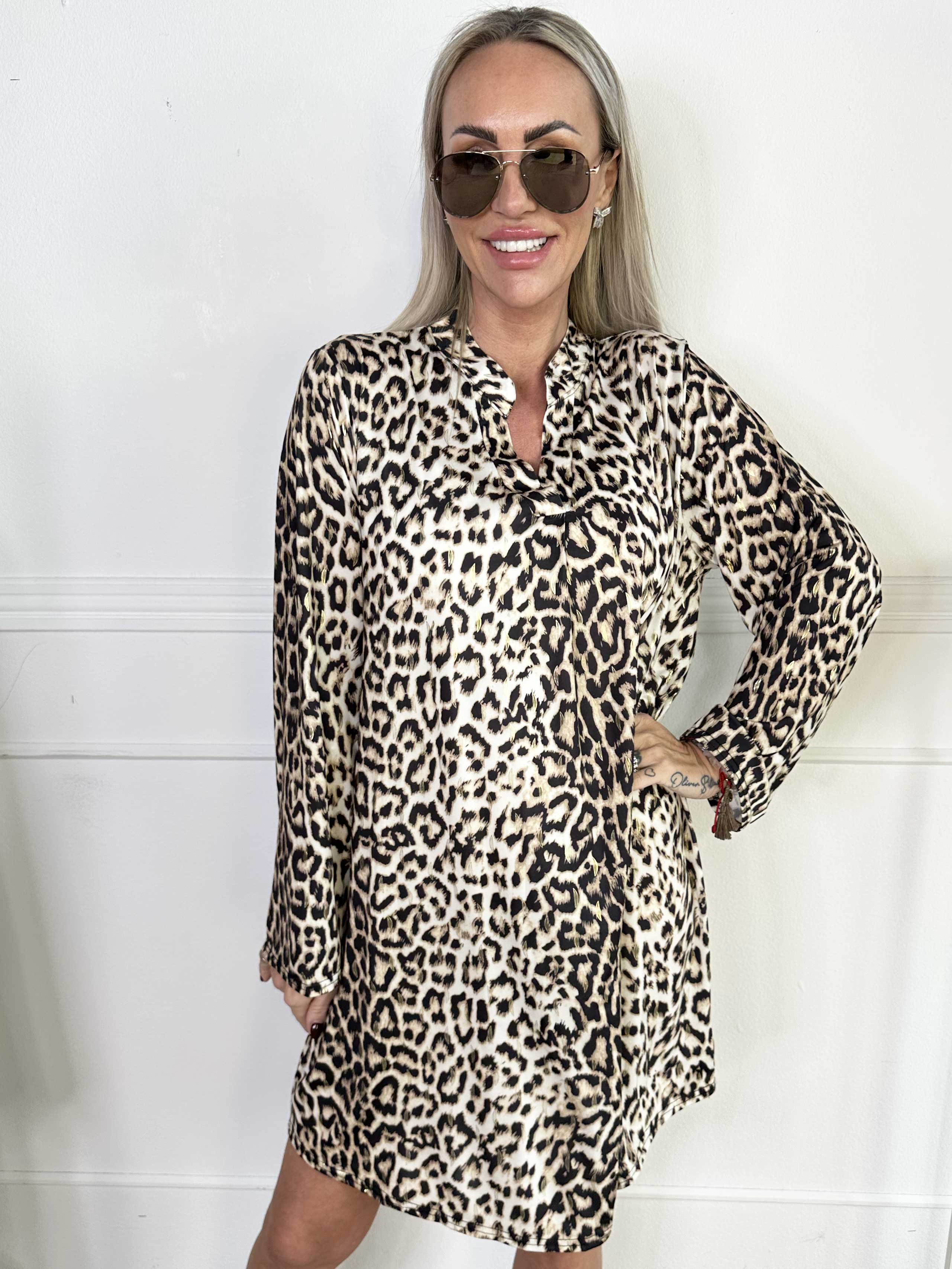 Penelope - Leopardmönstrad elastisk klänning med gulddetaljer